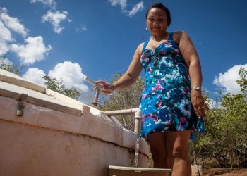 As ações mais comuns implementadas no combate aos efeitos da seca são a distribuição regular de água através de carros-pipa em épocas de estiagem (situações de emergência) e a construção de poços (Foto: Honório Barbosa)