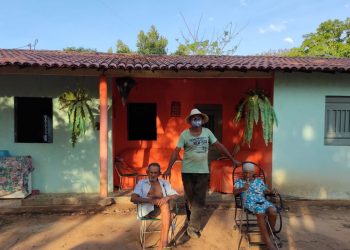 “Aqui temos pelo menos 20 idosos de idade avançada, alguns com mais de 100 anos", alerta o agricultor Assis Nicolau, vice-presidente da associação dos moradores (Foto: Antonio Rodrigues)