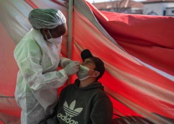 África do Sul tem baixa proporção da população com esquema vacinal completo, o que pode ter facilitado surgimento de nova variante (Foto: Getty Images)