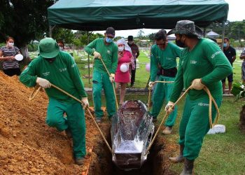 Enterro em Manaus de vítima de Covid-19 em janeiro de 2021 (Foto: Edmar Barros/Futura Press/Estadão Conteúdo)