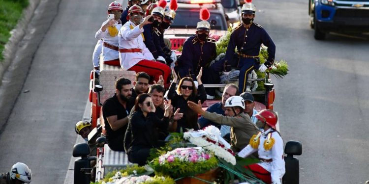 Corpo de Marília Mendonça é enterrado em Goiânia