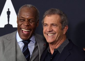 Os atores Danny Glover e Mel Gibson, que protagonizaram filmes da franquia 'Máquina Mortífera', posam juntos na chegada ao Tributo a Richard Donner em Beverly Hills, Califórnia, em 2017 (Foto: Jordan Strauss/Invision/AP)
