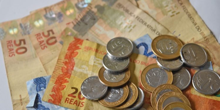 Rendimento médio do cearense é o maior desde 2012, mas abaixo da média nacional