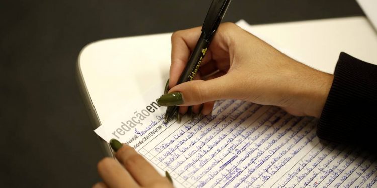 Enem 2021: tema da redação é ‘invisibilidade e registro civil: garantia de acesso à cidadania no Brasil’