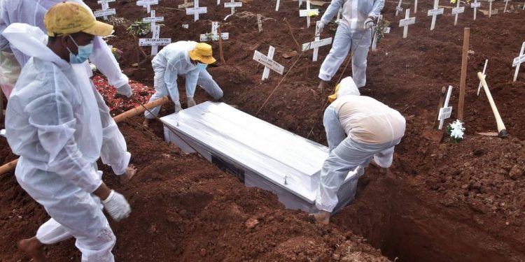 Mundo atinge 5 milhões de mortes por Covid