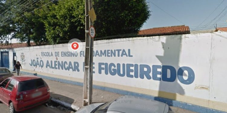 Escola municipal de Juazeiro do Norte tem rachaduras na estrutura após um ano de reforma