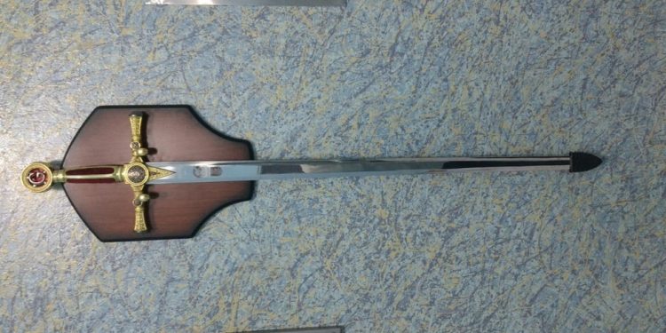 Homem invade loja maçônica e furta réplica de espada templária no Crato