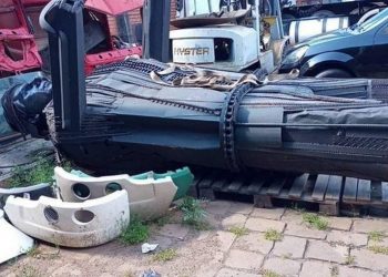 Abandonada, a estátua em homenagem ao presidente apareceu jogada em chão de depósito do Detran de Passo Fundo (Foto: Redes sociais)