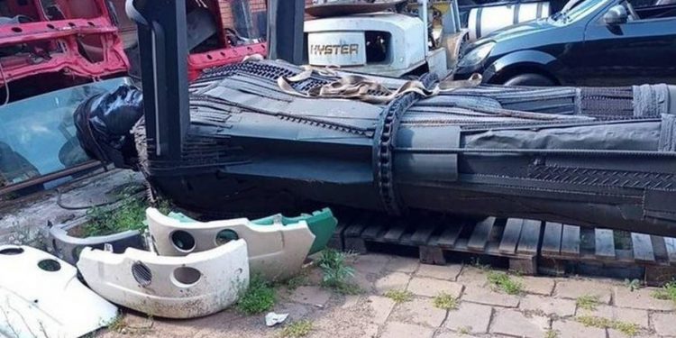 Estátua em homenagem a Bolsonaro aparece jogada e abandonada num ferro-velho no RS