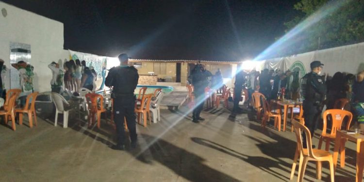 Polícia apreende drogas em festa clandestina em Juazeiro do Norte; três pessoas foram conduzidas a delegacia