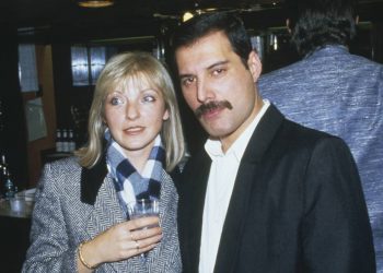 Freddie Mercury com sua amiga (e posterior herdeira) Mary Austin no Royal Albert Hall de Londres, em novembro de 1985 (Foto: Getty Images)