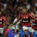 Com gol nos acréscimos, Flamengo vence Corinthians no Maracanã e segue vivo na luta pelo título