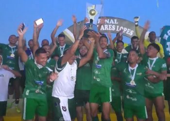 Elenco do Icasa comemora o título (Foto: Reprodução/FCF)