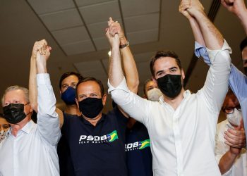 Os candidatos das prévias do PSDB Arthur Virgílio (AM), Joao Doria (SP) e Eduardo Leite (RS) se cumprimentam antes do resultado (Foto: Adriano Machado/Reuters)