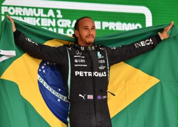 Lewis Hamilton ganhou nove posições em corrida cheia de emoções para vender o GP de São Paulo (Foto: Divulgação/F1)