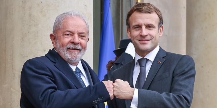 Desafeto de Bolsonaro, Macron recebe Lula com pompa e circunstância