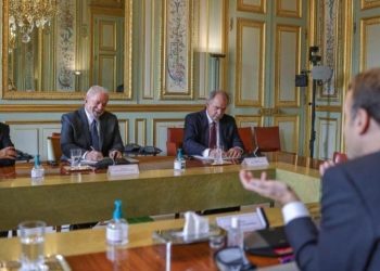 Lula, o ex-ministros Celso Amorim e Aloizio Mercadante em encontro com o presidente França, Emmanuel Macron (Foto: Divulgação/Instagram Luiz Inácio Lula da Silva)