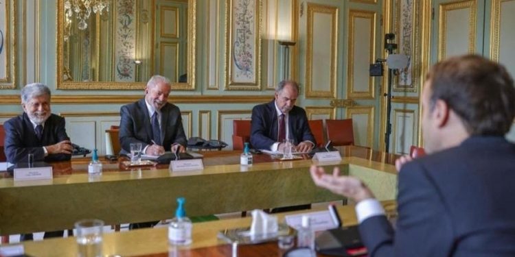 Recebido com honras de chefe de Estado, reunião de Macron e Lula durou uma hora e teve meio ambiente na pauta