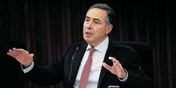 Barroso veta regra, e empresa pode demitir por falta de vacina da Covid