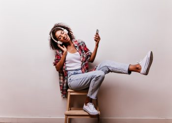 Pesquisa indica que brasileiro para de descobrir novas músicas aos 23 anos