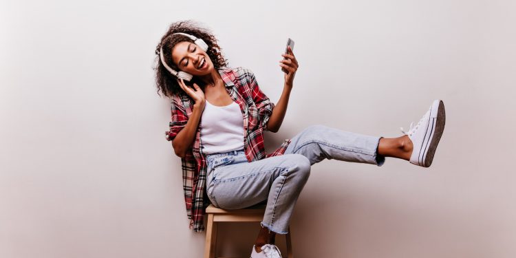 Pesquisa indica que brasileiro para de descobrir novas músicas aos 23 anos