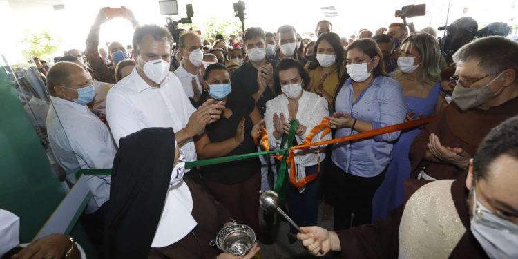 Governador Camilo Santana inaugura a 21ª policlínica do Estado