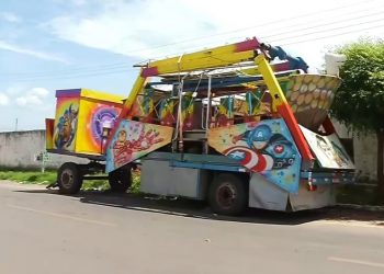 Placa de metal caiu de caminhão e matou taxista que passava em avenida em Juazeiro do Norte (Foto: Reprodução)