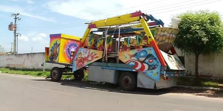 Placa de metal se solta de ‘trenzinho da alegria’ estacionado e mata mototaxista, em Juazeiro do Norte