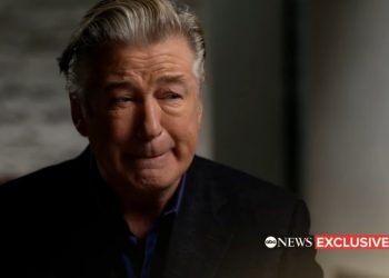 Alec Baldwin dá primeira entrevista, à ABC News, sobre morte de Halyna Hutchins (Foto: Reprodução/YouTube/ABC News)