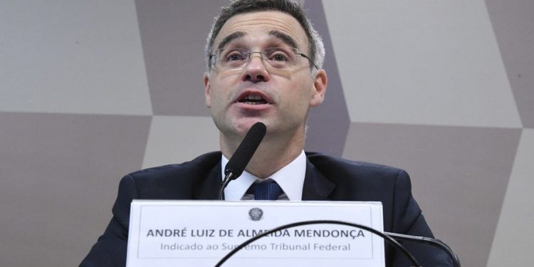 Plenário do Senado aprova indicação de André Mendonça para o STF