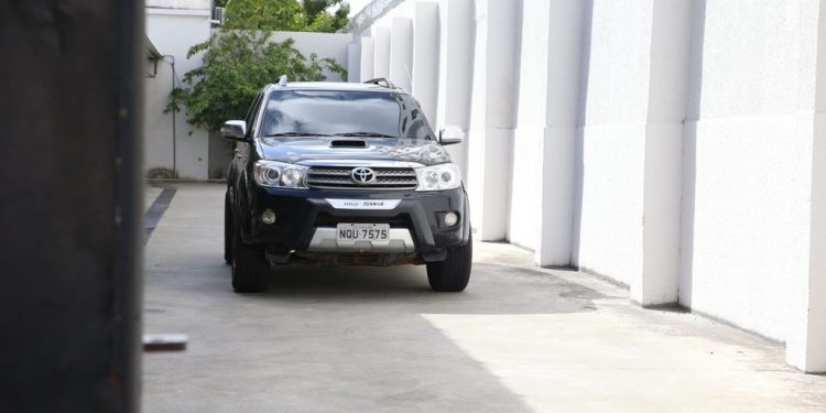 Ávine Vinny sai da prisão, após ser liberado em audiência de custódia