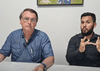 O presidente Jair Bolsonaro em transmissão ao vivo nas redes sociais (Foto: Reprodução)