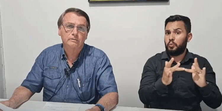 O presidente Jair Bolsonaro em transmissão ao vivo nas redes sociais (Foto: Reprodução)