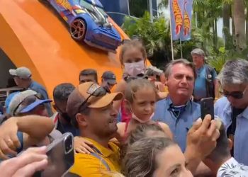 Jair Bolsonaro provoca aglomeração no Beto Carrero World, em SC (Foto: Reprodução/TV Globo)