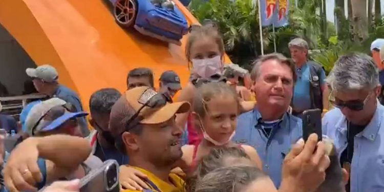 Bolsonaro se diverte e curte show no Beto Carrero World em meio a tragédia na Bahia