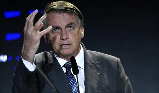 Após distorcer proposta da Anvisa, Bolsonaro chama passaporte da vacina de ‘coleira’