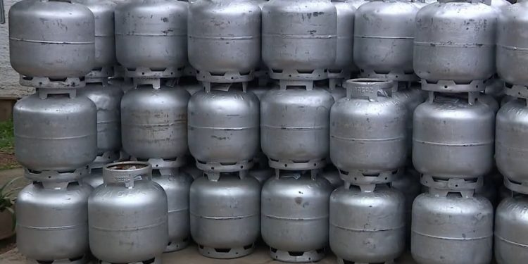 Auxílio-gás começa a ser pago nesta segunda (27); saiba quem tem direito