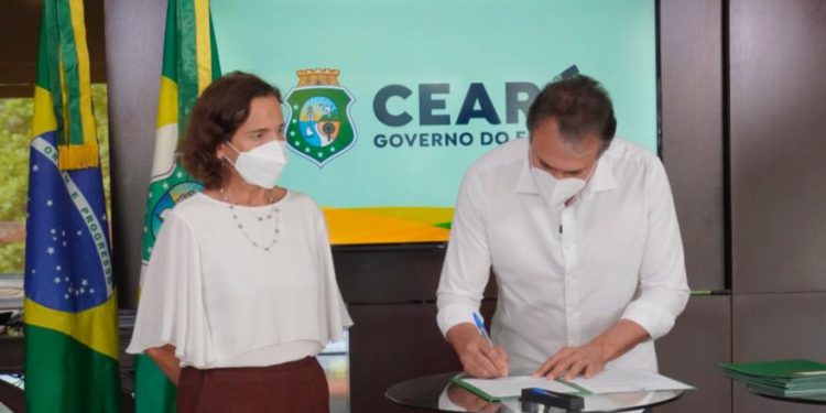 Camilo sanciona leis que garantem reajuste geral dos servidores e melhorias para 23 carreiras