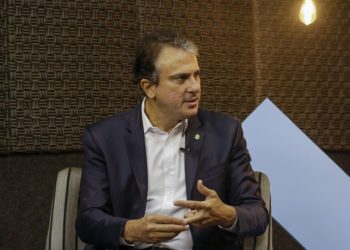 Governador Camilo Santana afirmou que o Estado não vai seguir recomendação do Ministério da Saúde, que prevê exigência de receita médica para aplicar o imunizante nessa faixa etária (Foto: Thais Mesquita)