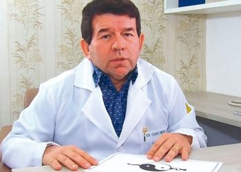 O médico chegou a negar as acusações. Segundo ele, as mulheres querem o prejudicar (Foto: Reprodução/YouTube)