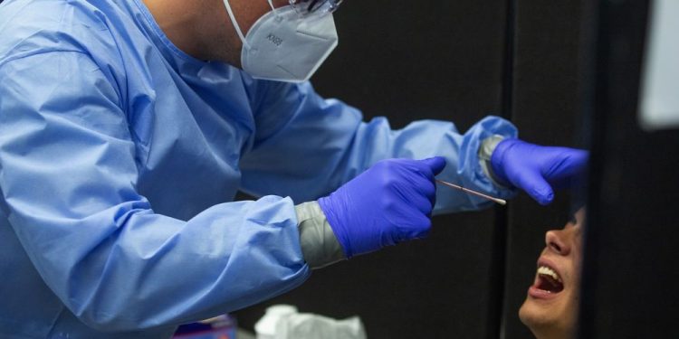 ‘Há um indício forte de transmissão comunitária’ da variante ômicron no Ceará, diz Camilo