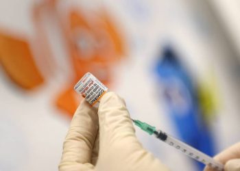 Enfermeiro prepara dose da Pfizer para crianças em hospital de Frankfurt, na Alemanha (Foto: Kai Pfaffenbach/Reuters)