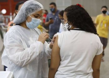 Municípios cearenses podem antecipar intervalo da dose de reforço na população adulta; veja novo prazo