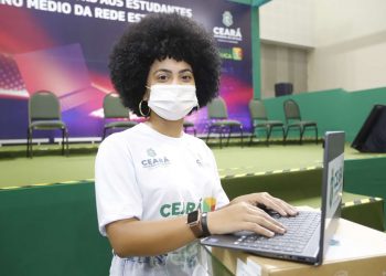 Governador Camilo Santana entrega quase 11 mil notebooks a estudantes da rede estadual de ensino