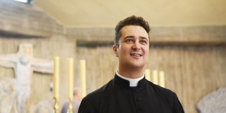 Padre roubava igreja para financiar suruba gay regada a drogas