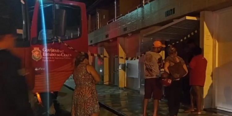 Criança morre carbonizada em incêndio enquanto dormia sozinha em Iguatu; mãe é presa