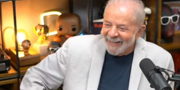 Com 270 mil assistindo, Lula dá entrevista mais vista de podcast na hora da live de Bolsonaro