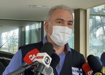 Ministro da Saúde, Marcelo Queiroga, conversa com jornalistas na saída do Ministério (Foto: Reprodução/YouTube)