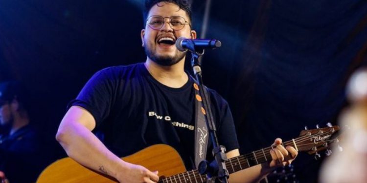 Morre aos 28 anos o cantor Maurílio, da dupla com Luiza