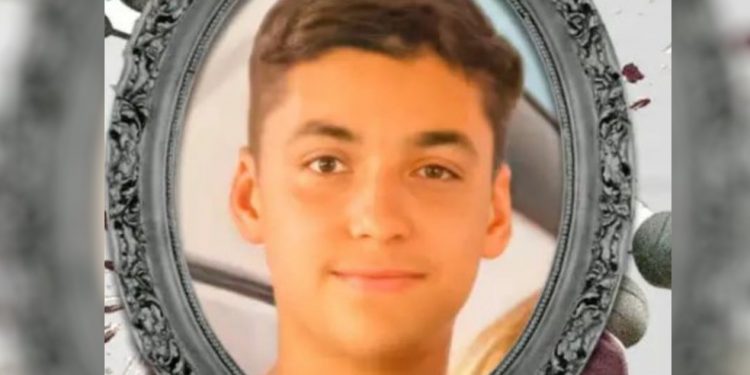 Adolescente morre após tomar choque elétrico ao usar o celular carregando na tomada